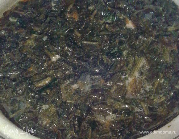 Закладываем щавель, лавровый лист, варим 5 минут. Добавляем яйца, кипятим ещё 2 минутки. Солим по вкусу.