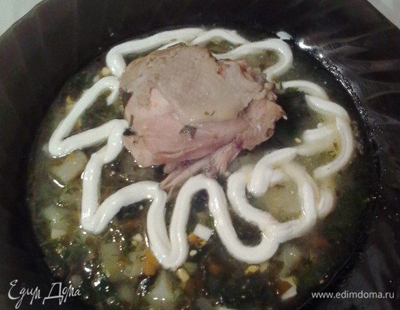 Пришел черед рубленой зелени. Вуаля! Подаем со сметаной. Милости прошу - угощайтесь! 