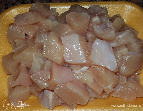 Куриную грудку моем и режем на небольшие кусочки.
