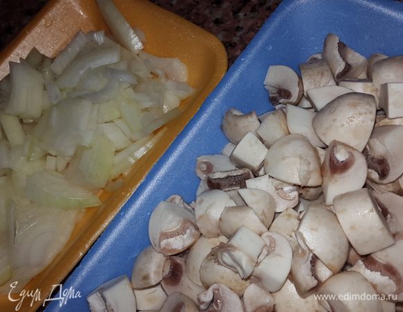 Лук чистим и режем на четверть кольца. Грибы моем, отделяем шляпки и режем на 4 части или на 6 частей в зависимости от размера.