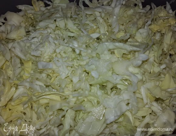 Капусту шинкуем.