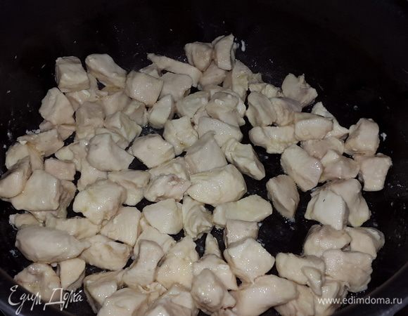 Курицу обжариваем на оливковом масле в кастрюле с тефлоновым покрытием, в казане или утятнице.