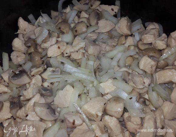 Когда выкипит жидкость добавляем грибы, солим, перчим, добавляем травки. Когда жидкость от грибов выкипит добавляем лук, перемешиваем и тушим.