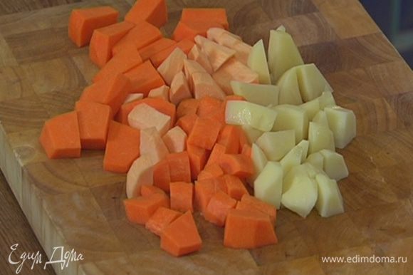 Тыкву, картофель, батат и морковь почистить и нарезать небольшими кусочками.