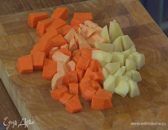 Тыкву, картофель, батат и морковь почистить и нарезать небольшими кусочками.