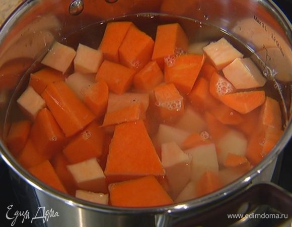 В большой кастрюле вскипятить воду, выложить все овощи и отваривать 10–15 минут до готовности, не закрывая крышкой, затем воду слить.