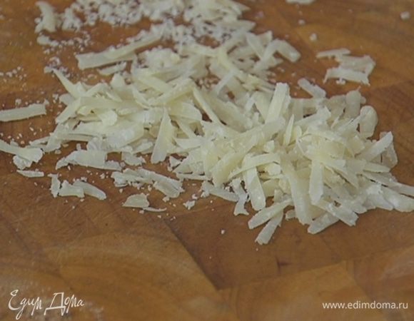 Сыр натереть на крупной терке.