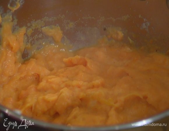 К отваренным овощам добавить сметану, мускатный орех, кайенский перец, посолить, поперчить и измельчить все блендером.