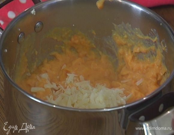 Всыпать половину натертого сыра, все перемешать.