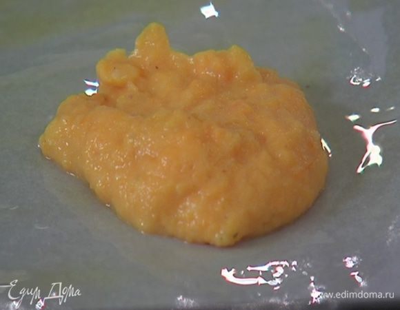 Противень выстелить бумагой для выпечки, смазать ее оливковым маслом и ложкой выложить овощную массу в виде небольших биточков.