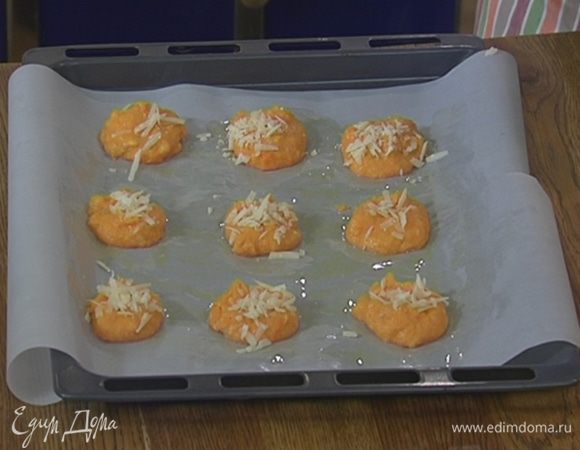 Посыпать биточки оставшимся сыром и запекать под грилем 3 минуты.