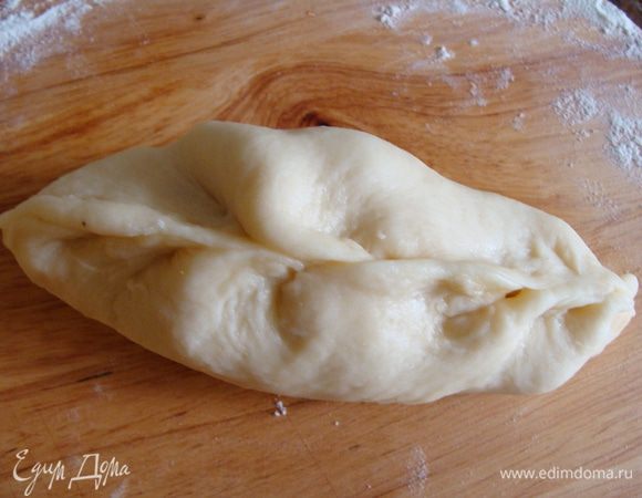 Можно прищипывать пирожки зигзагообразно.