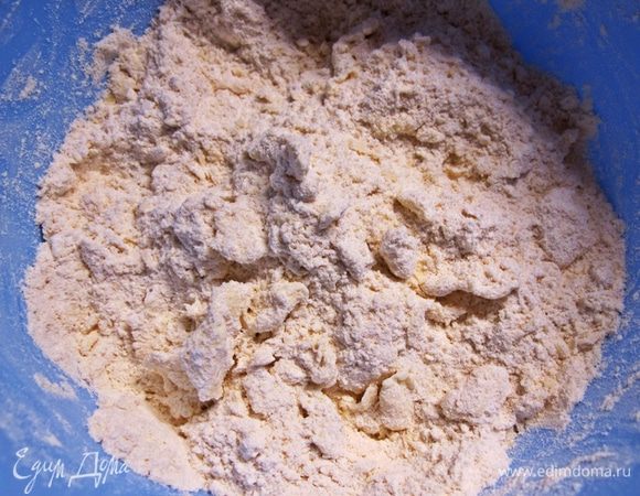 Займемся тестом. Масло растереть с мукой в крошку.