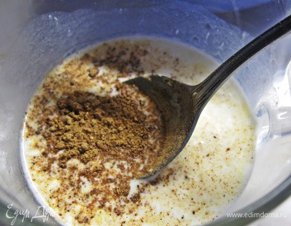 В отдельной посуде нагреть до 40 градусов молоко, сливки и специи - молотую корицу, гвоздику, мускатный орех.
