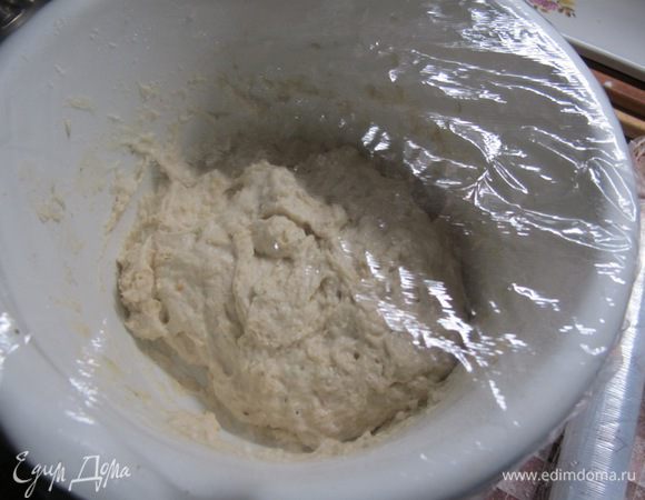 В муку влейте закваску, молочную смесь. Замесите тесто. Накройте полотенцем и поставьте на час в теплое место, чтобы подошло. Для хлебопечки режим "Тесто" 1,5 часа.