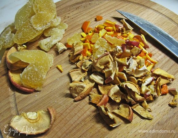 Тем временем займемся начинкой. Мелко нарезать сушеные яблоки, засахаренный имбирь, можно добавить цитрусовую корочку по желанию.