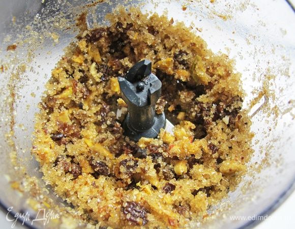 Измельчить всё это в блендере с коричневым сахаром. Затем смешать с изюмом. 