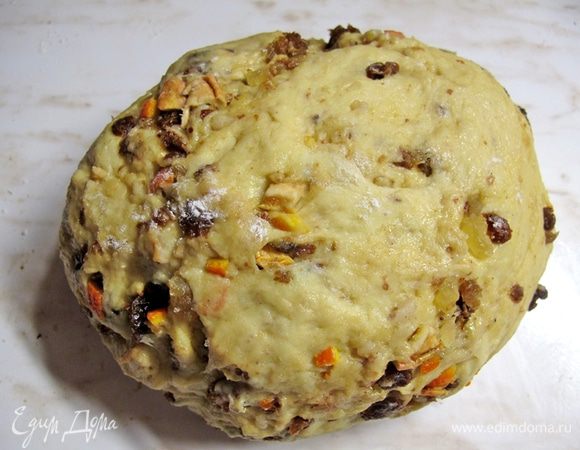 В подошедшее тесто вмешиваем половину начинки. На этом этапе я включаю духовку на 50-60 градусов.