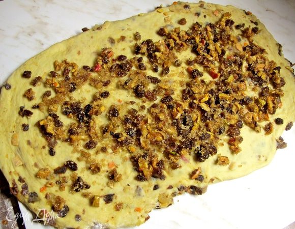 Тесто делим на две части, каждую раскатываем, посыпаем оставшейся начинкой и скатываем рулетом.