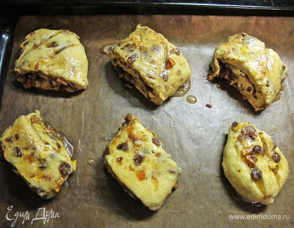 Каждый рулет режем на 6 частей. Белок слегка взбиваем с коричневым сахаром и обмазываем этой глазурью булочки.