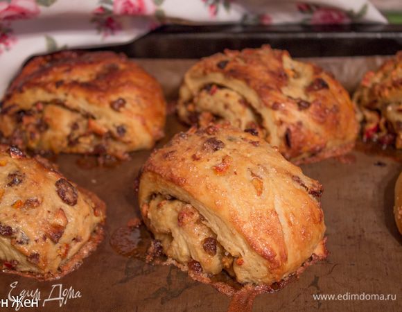 Отправляем в разогретую духовку на 20 минут для расстойки. Булочки увеличиваются раза в два. Затем поднимаем температуру до 180 градусов и выпекаем 15-20 минут.