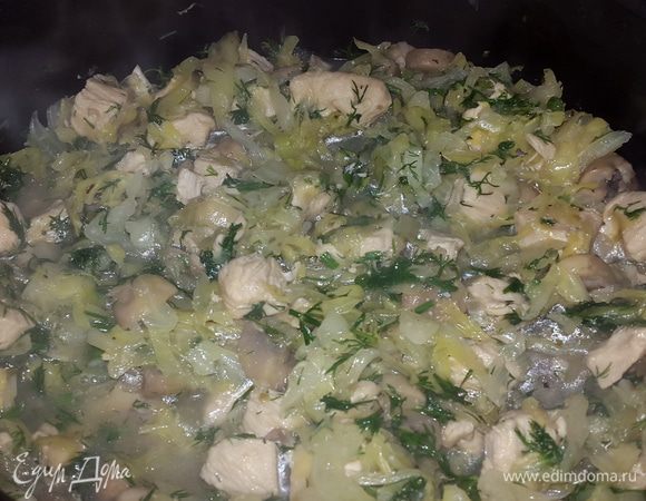 Когда капуста станет мягкой солим, перемешиваем и тушим еще примерно 15 минут. Добавляем рубленный укроп, тушим еще минут 5, даем немного отдохнуть и подаем к столу с черным хлебом. Приятного аппетита!