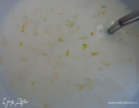 Разогреть духовку на 180 гр. Противень установить на нижний уровень. Формы для кекса смазать маслом и присыпать мукой. В маленькой емкости смешать кефир с лимонной цедрой и соком. 