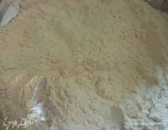 В средней миске смешать муку, соль, пекарский порошок и соду. 
