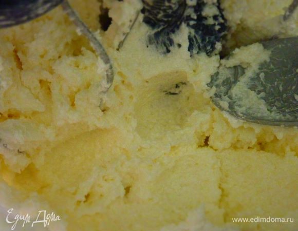 Взбить миксером масло с сахаром. Добавить яйца по одному, хорошо взбивать после каждого яйца. 