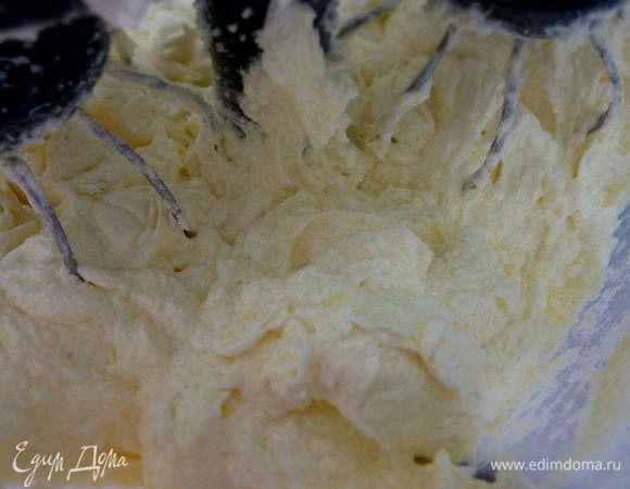 Снизить скорость и ввести 1/3 мучной смеси, добавить половину кефирной смеси.