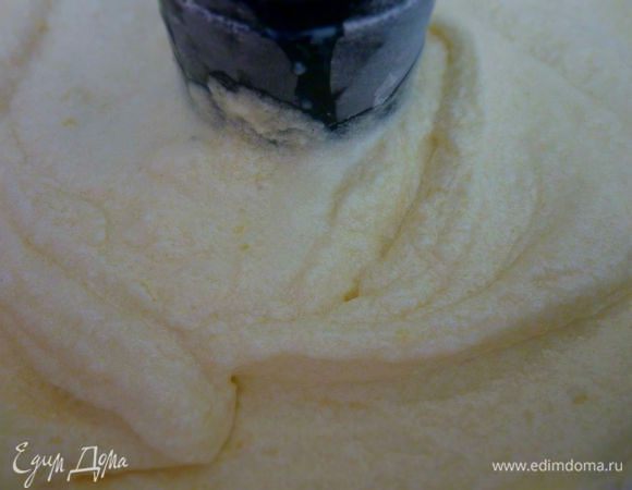 Добавить 1/3 муки, остающуюся кефирную смесь и закончить мучной смесью. Смешивать только до однородности. Не перебивать! 
Важно соблюдать последовательность и закончить мукой. 