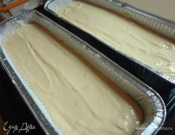 Распределить тесто по формам. Запекать до чистой палочки минут 50 - 60. Прикрыть фольгой, если начнет слишком темнеть. 
