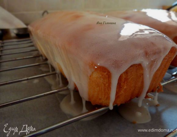Глазурь: в сахарную пудру постепенно вводить лимонный сок до нужной консистенции. Под решетку с кексом подложить бумагу. Залить кексы глазурью.