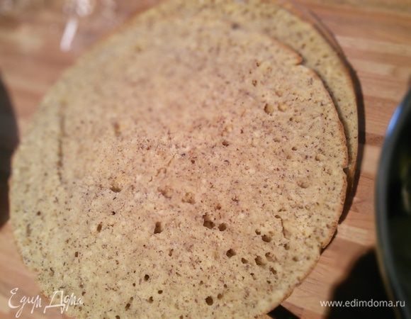 Бисквит разрезала на три коржа. 