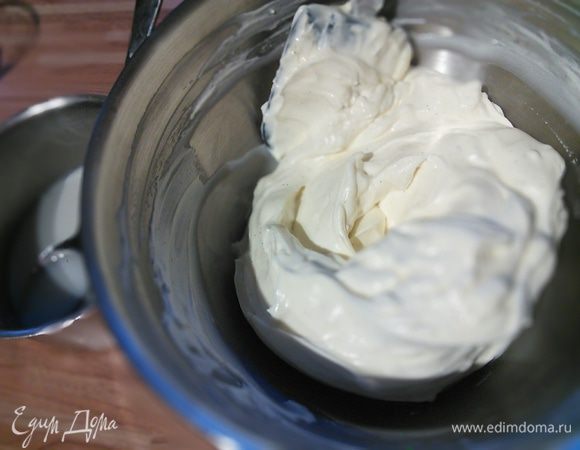 Маскарпоне смешала лопаточкой с сахарной пудрой, ванильными зёрнышками, йогуртом (у меня ванильный). Тут в оригинале шел желатин, но мне показался он лишним, крем и без него отличный, главное, не мешать очень интенсивно.  Размешала и поставила на 2 часа в холодильник. 