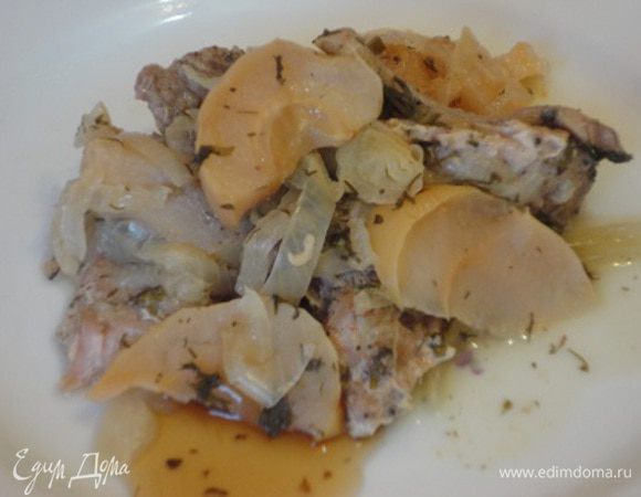 Налить 3 столовые ложки воды, закрыть плотно крышкой и тушить на слабом огне около часа.
Подается с любым гарниром или как самостоятельное блюдо.
