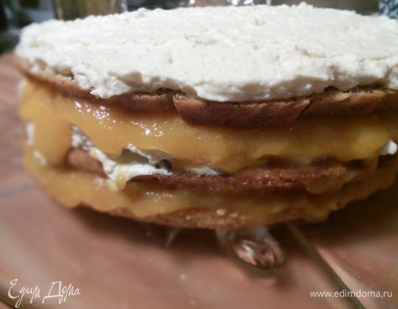 Остаётся только собрать тортик: корж (его нужно пропитать небольшим количеством апельсинового ликёра, смешанного с соком), половина желе, ванильный крем. Верхний слой только ванильный крем. 