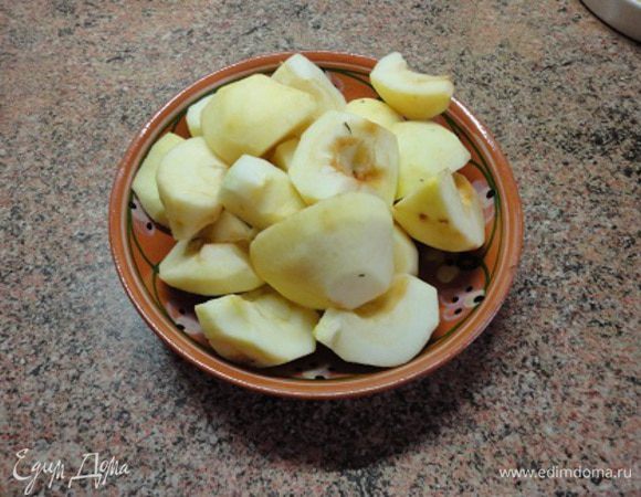 В рецепте не указывалось - готовое пюре использовать или готовить самой. Я решила приготовить. Очистила 300 г яблок от кожицы и сердцевины, нарезала на дольки, добавила пару столовых ложек воды и размягчила в микроволновке. Затем пюрировала. Получилось как раз 250 мл.