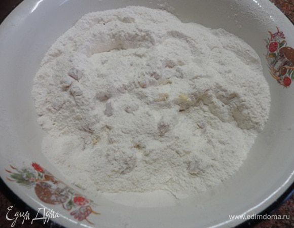 Курагу нарезать мелкими кубиками.
Соединить все сухие ингредиенты с курагой в большой миске. Разрыхлителя 1,5 чайной ложки.
