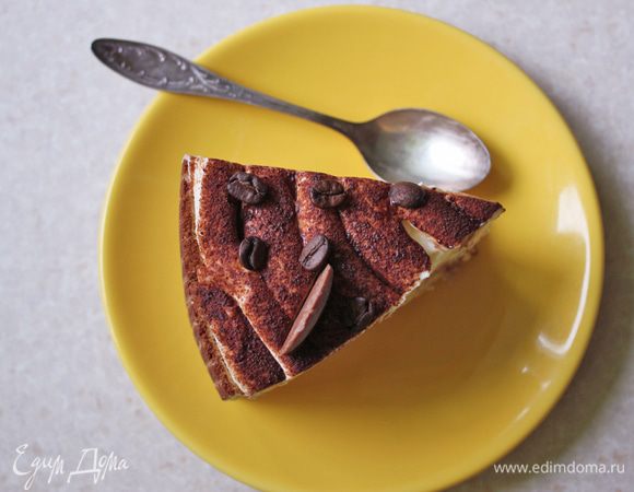 Сборка:
Печенье макаем в кофейный сироп (быстро, чтоб не размокли), укладываем на дно формы, заливаем кремом, сверху посыпаем слоем какао-порошка. Повторяем с оставшимся печеньем и кремом. Я обычно делаю 3 слоя.
