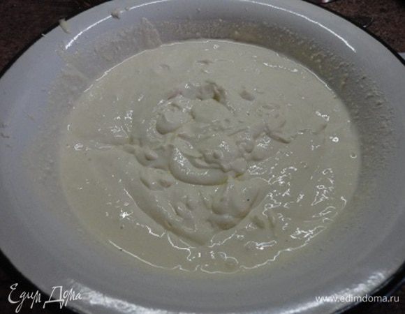 Добавить творог, молоко, манку, ванильный экстракт и с помощью погружного блендера превратить в кремообразную массу. Оставить на 40 минут.