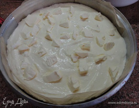 Белки взбить в крепкую пену и соединить с творогом. Все вылить поверх яблок. По верху пирога распределить кусочки холодного сливочного масла.