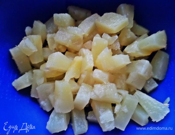 Вначале процеживаем ананасы. Если у Вас они кольцами, нарежьте на кусочки.