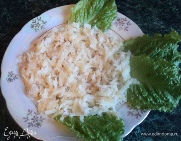 На блюдо выложить листья салата – плавники и хвост нашей рыбки. Картофель натереть на терке на блюдо в виде круга. Сверху покрыть сеточкой из майонеза.