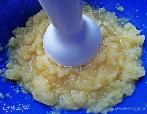 Потом ананасы без жидкости взбиваем блендером в пюре.