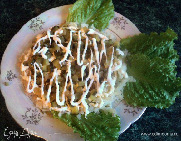 На картофель выложить маринованный огурец. Также смазать майонезом.