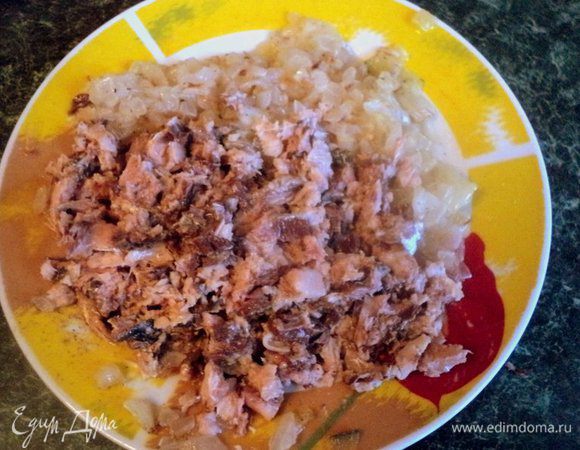 Из рыбной консервы слить лишний сок, мелко измельчить, добавить пассированный лук, посолить, поперчить и добавить молотый кориандр по вкусу, перемешать.