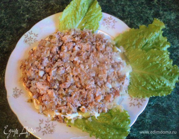 Выложить рыбный слой, сверху майонез.