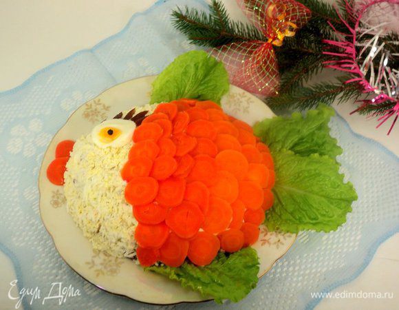 Морковку порезать тонкими кружочками и выложить в виде чешуи на салат. Из двух кружочков моркови сделать губы рыбки, установить глаз из яйца, зрачок – черный перец. Ресницы можно сделать из маслин. Дать салату настояться в холодильнике минимум 2 часа. Приятного аппетита!