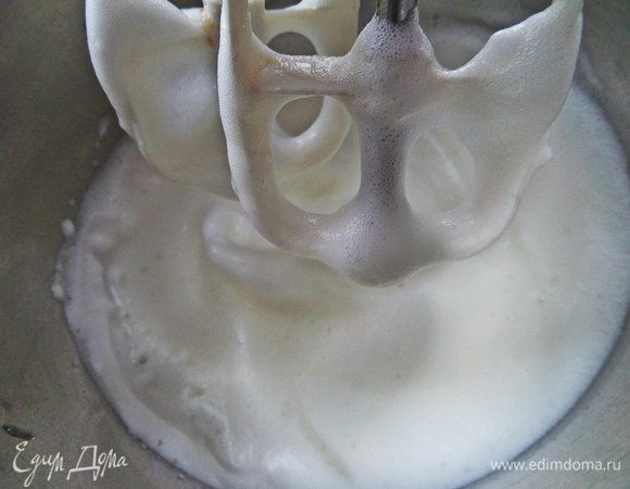 Отделить белки от желтков и хорошенько взбить белки с половиной сахара (брала 30 г, у Юлии-50 г).